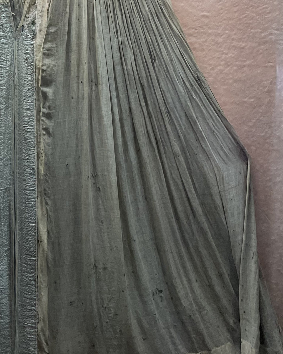 Fine unpressed pleating falling from a stitched waist